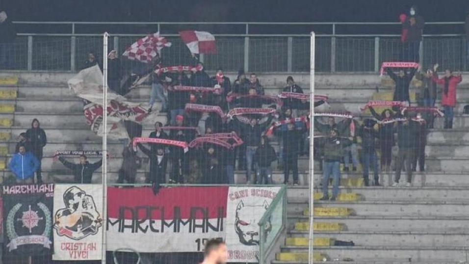 I tifosi del Grosseto nel settore ospiti dello stadio Porta Elisa di Lucca (Foto Noemy Lettieri-Us Grosseto 1912)