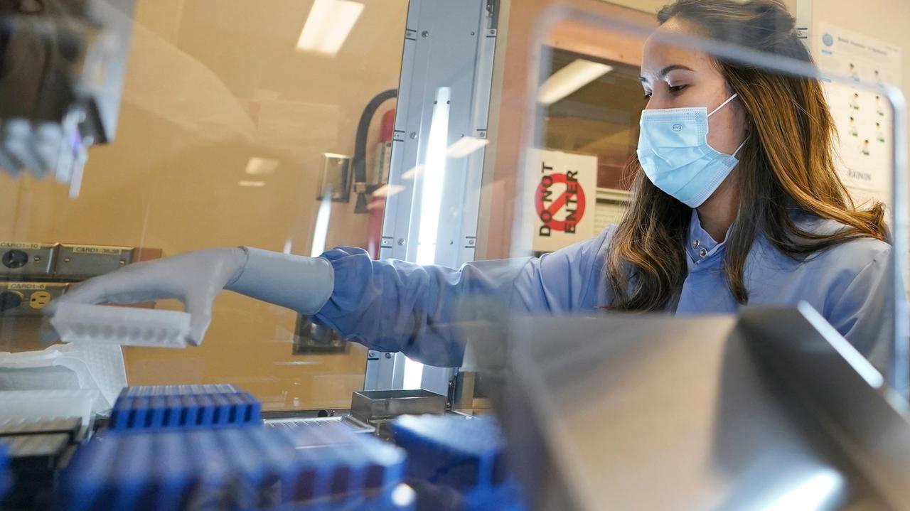 Un caso di variante Omicron in Toscana, a Siena (Foto AP)