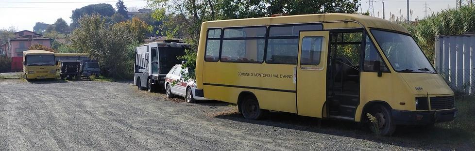 I vecchi mezzi del Comune abbandonati da anni nell’area accanto al magazzino comunale di San Romano