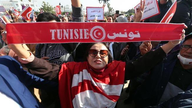 Tunisia: Saied, parlamento sospeso fino a fine 2022