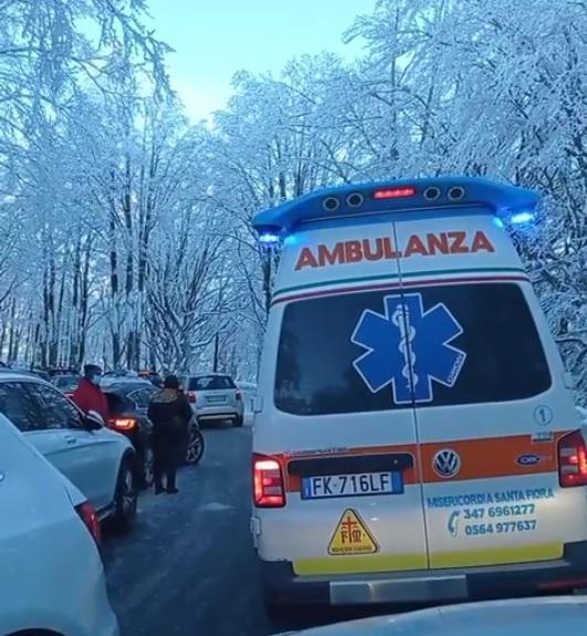 L'ambulanza bloccata sulle curve dell'Amiata domenica 12 dicembre