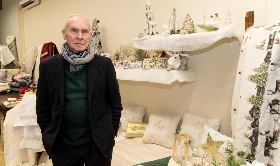 Paesaggio innevato con la biancheria Da Giuliva 2.0 alberi e lanterne 