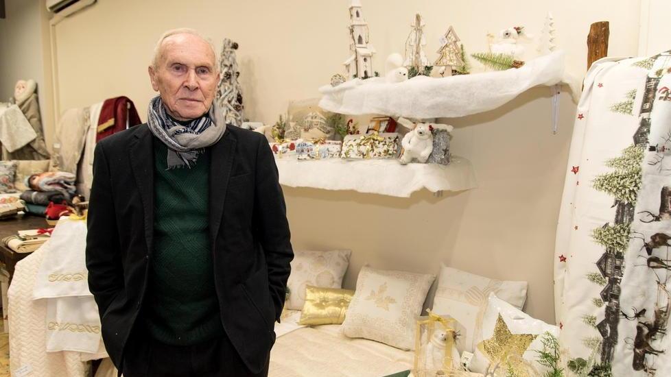 Paesaggio innevato con la biancheria Da Giuliva 2.0 alberi e lanterne