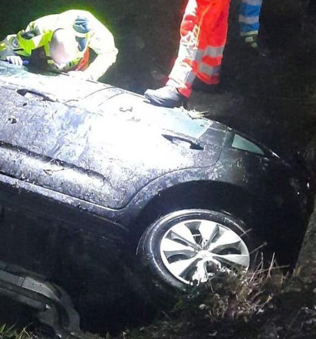 Finisce con l’auto nel fosso: 82enne liberato dai pompieri 
