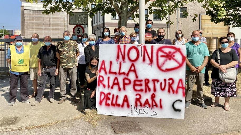 «Discarica accanto alla scuola E la ex Rari non ha i permessi»