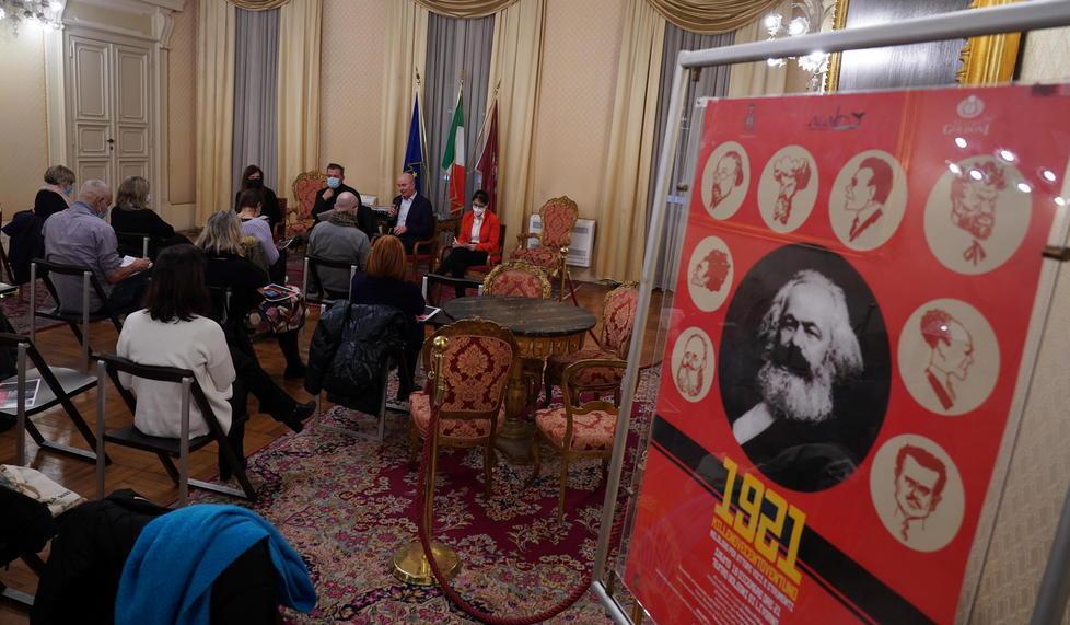 Il secolo comunista La falce e martello “vista” dal cinema e dalla fotografia 