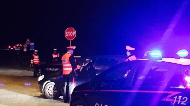 I vicini vedono due ladri e danno l’allarme, inseguiti dai carabinieri