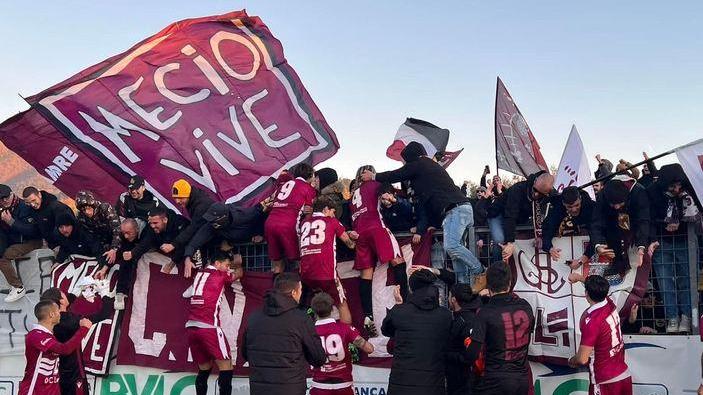 La festa del popolo amaranto cori e abbracci con la squadra
