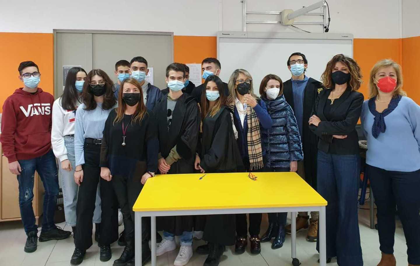 Gli studenti del “Fermi” indossano la toga 