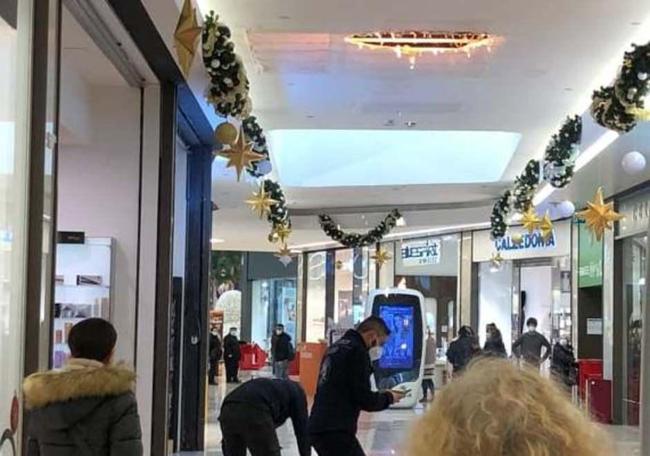 Modena. Ai Portali prende fuoco il controsoffitto: clienti evacuati dal centro commerciale 