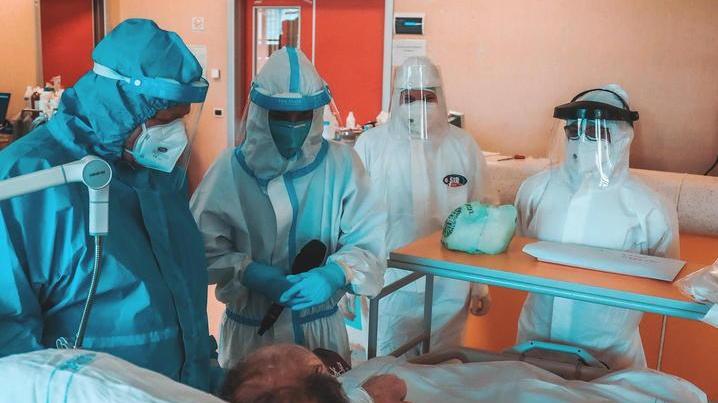 L’ala rossa della Rianimazione che ospita i malati di Covid