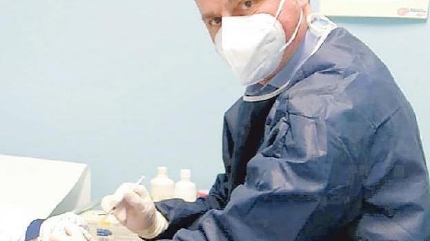 Alessandro Squillace, referente dei medici di famiglia versiliesi, durante una vaccinazione