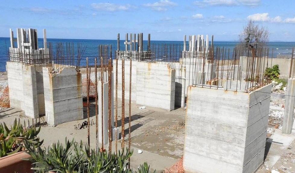 Le fondamenta realizzate nell’area di cantiere dell’ex Faro a San Vincenzo