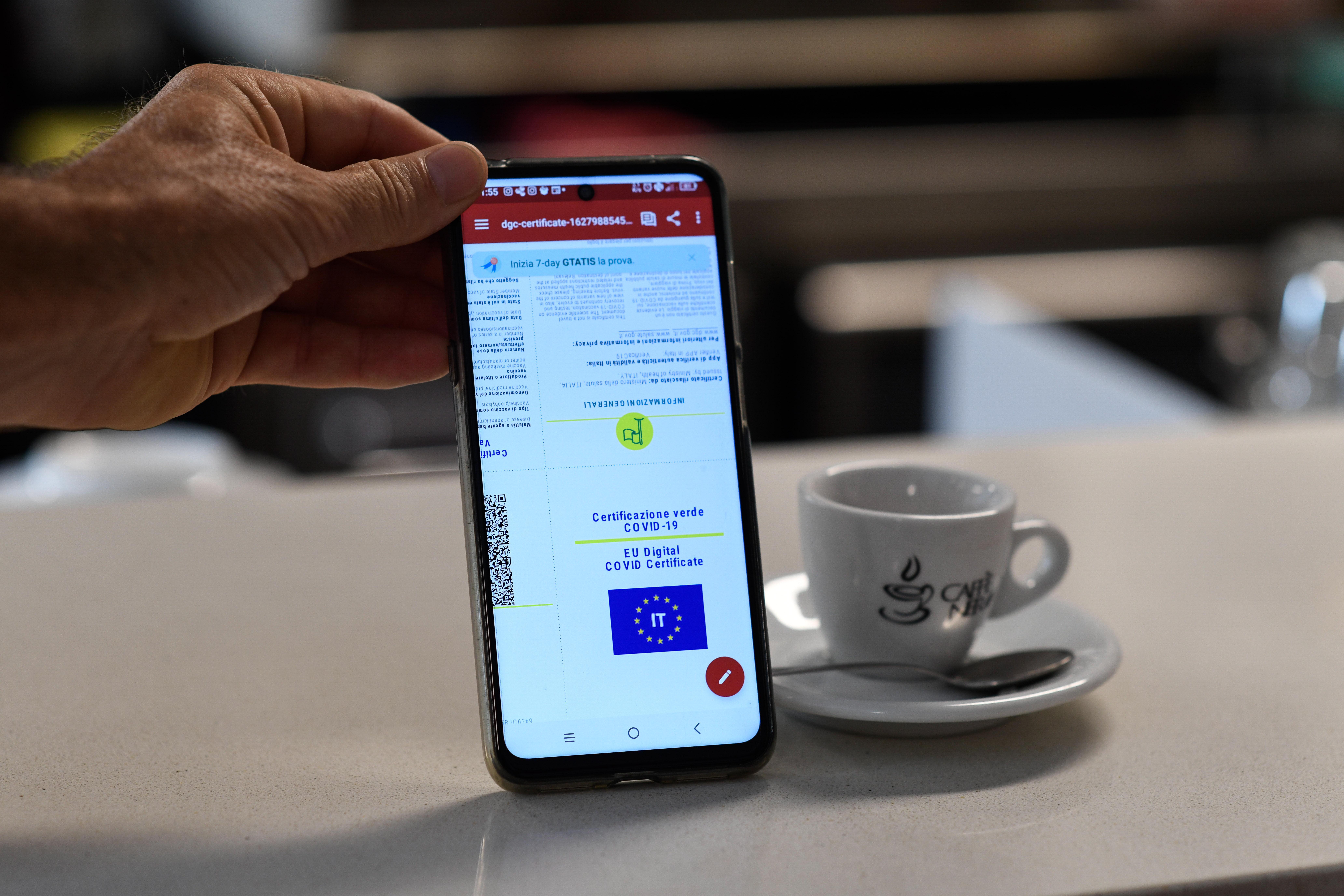 Seduto al bar senza Green pass: multati il cliente e il titolare di un locale di Viareggio 