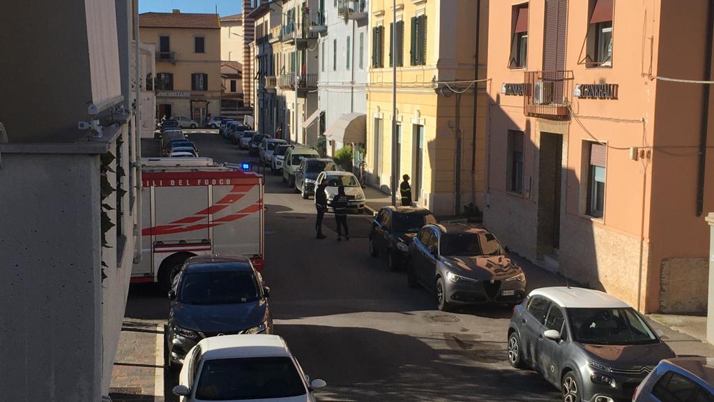L'intervento di vigili del fuoco e polizia municipale in via Fiume