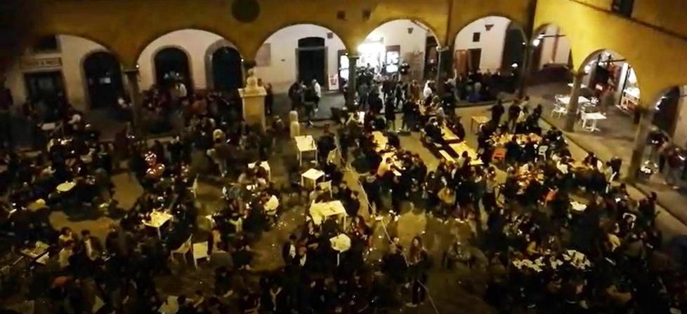 Un’affollata piazza delle Vettovaglie