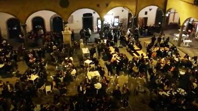 Un’affollata piazza delle Vettovaglie