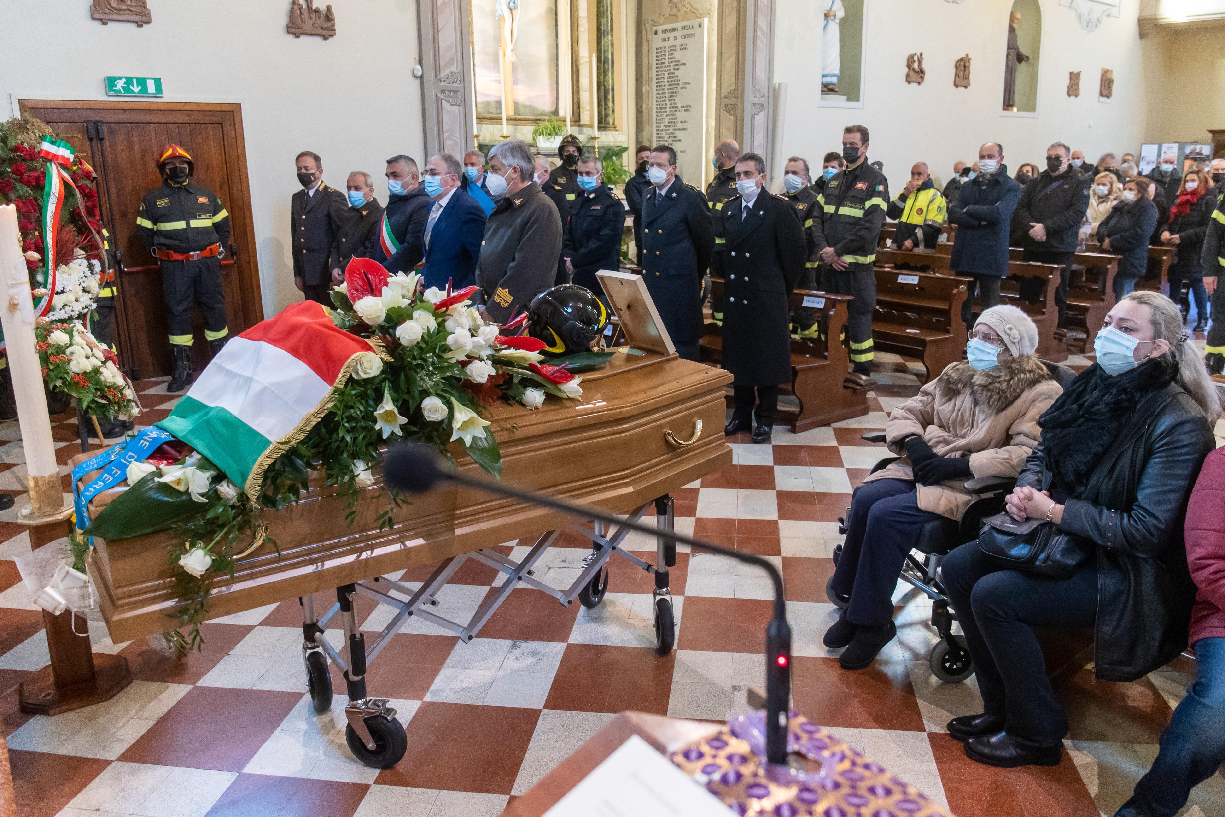 "Figlio mio, ora sei con tuo padre". Il commosso addio a Marco Galan 