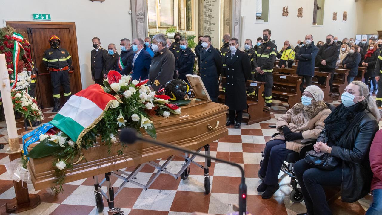 "Figlio mio, ora sei con tuo padre". Il commosso addio a Marco Galan