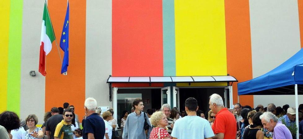 La scuola di Scarlino Scalo nel giorno dell'inaugurazione: era il 2018 (Foto Grassi)
