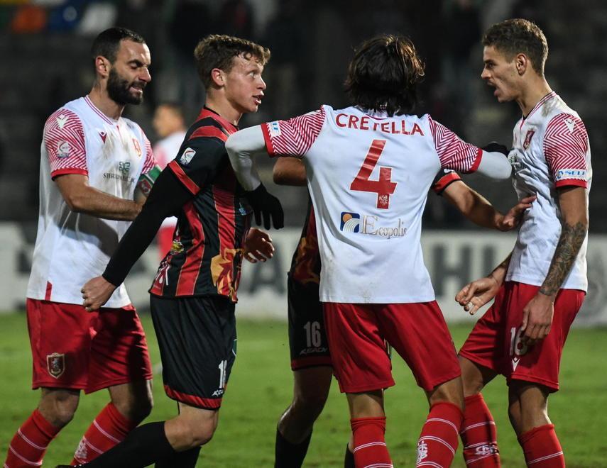 Nervi tesi durante il derby Lucchese-Grosseto di domenica 12 dicembre