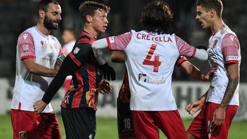 Nervi tesi durante il derby Lucchese-Grosseto di domenica 12 dicembre