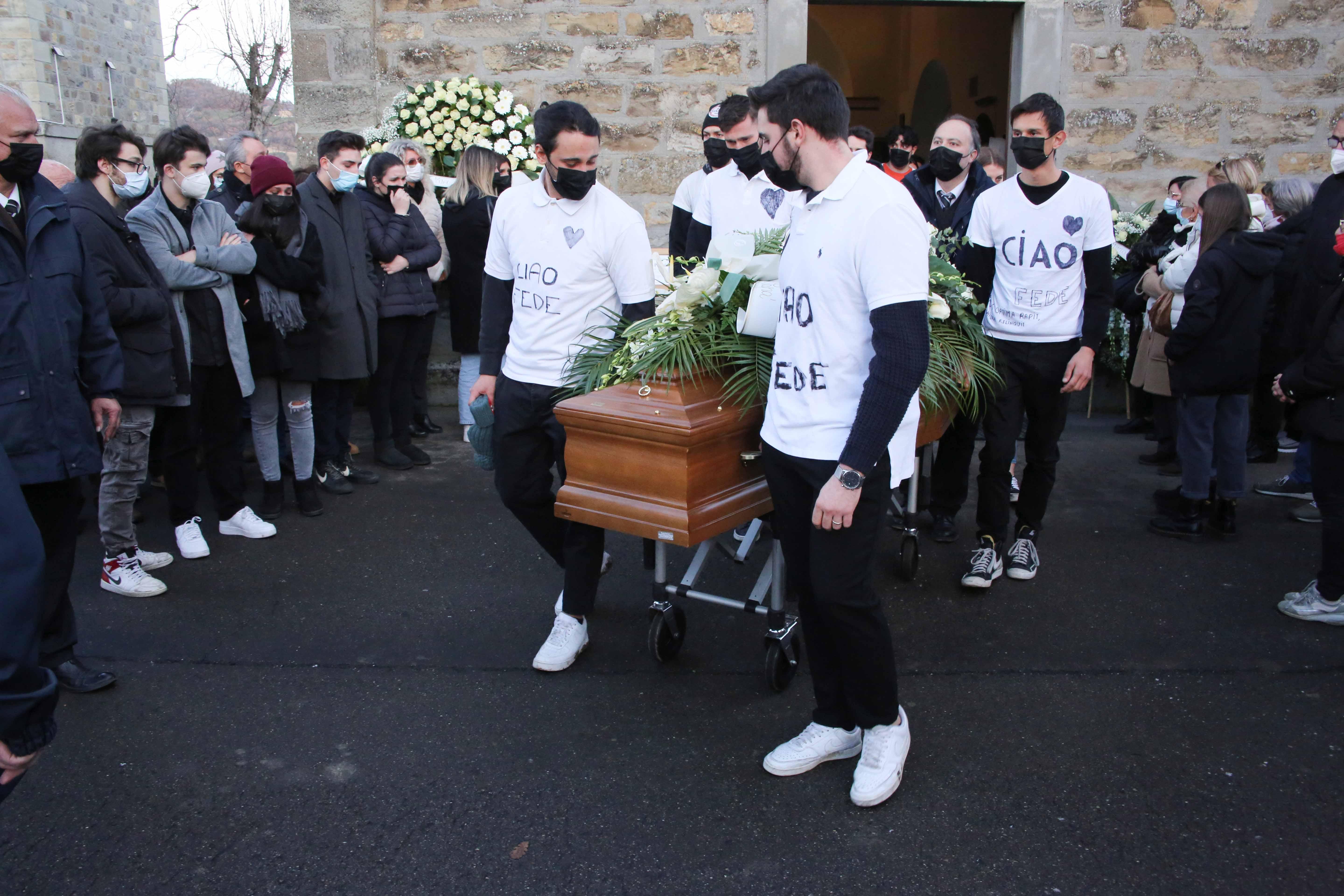 Palloncini bianchi e azzurri e il rombo dei motori per l'addio a Federico