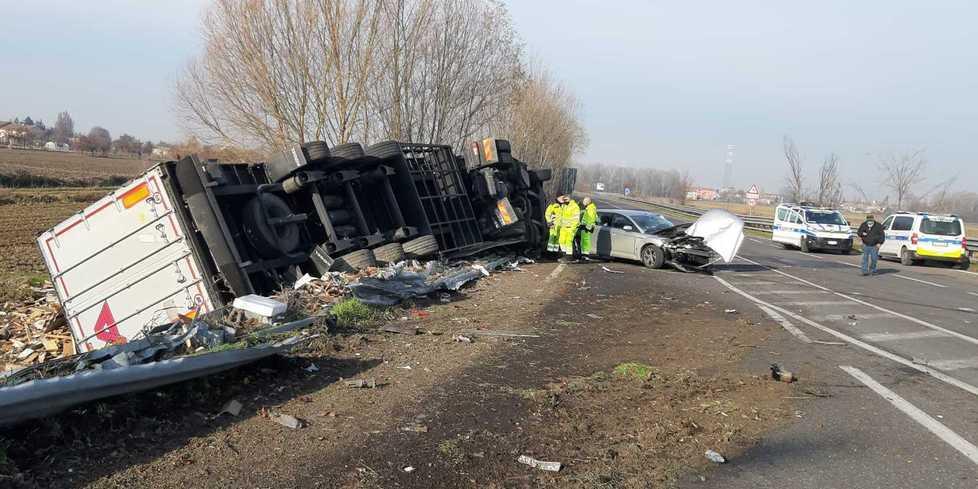 Schianto sulla variante a Santa Croce muore il camionista, salvo l’automobilista 