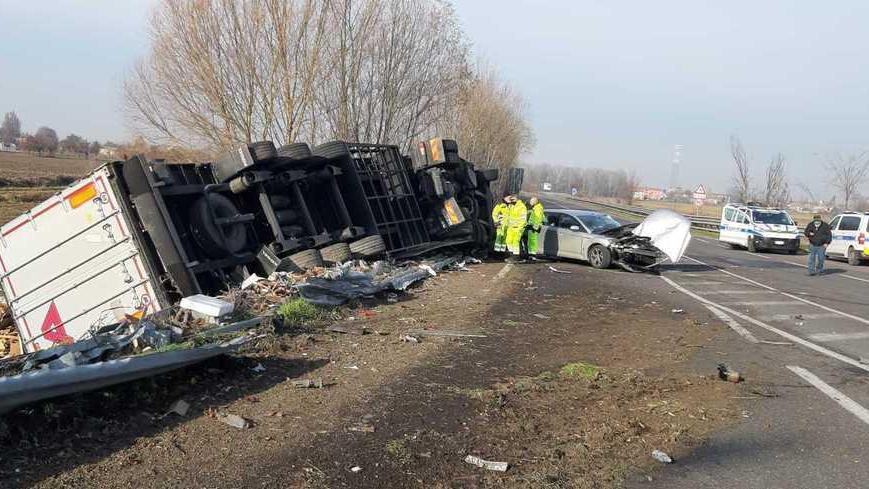 Schianto sulla variante a Santa Croce muore il camionista, salvo l’automobilista