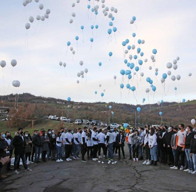 Palloncini e rombo dei motori per Fede: «Eri una colonna, sarai sempre con noi» 