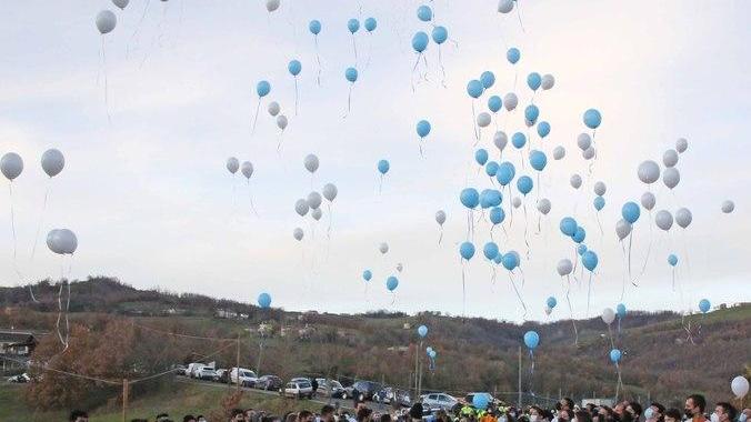 Palloncini e rombo dei motori per Fede: «Eri una colonna, sarai sempre con noi»