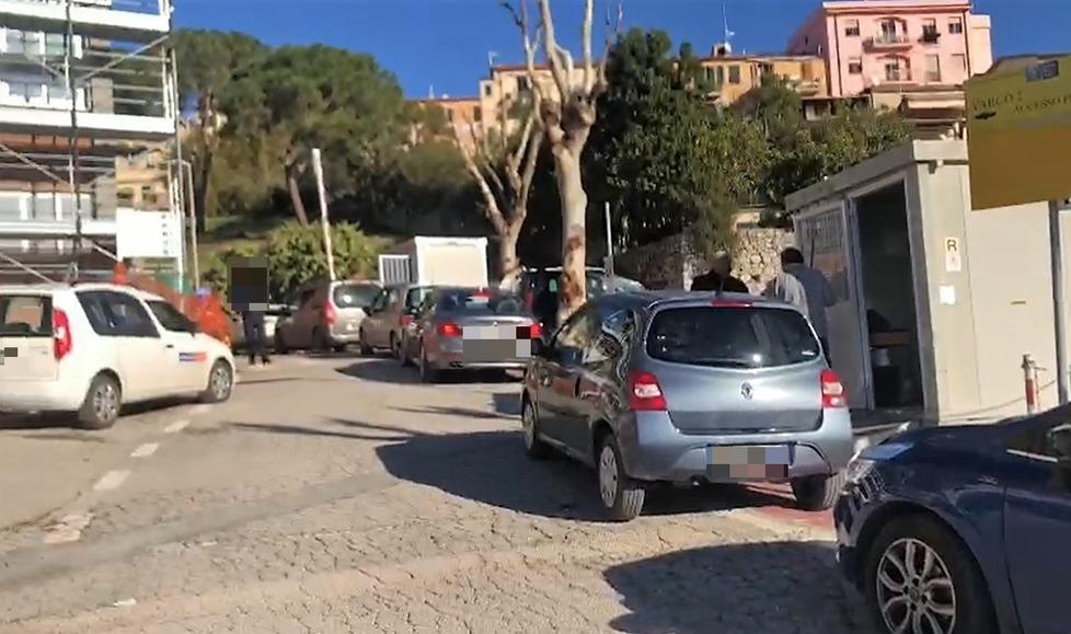 File all’ospedale per fare i tamponi Super lavoro per frenare i casi di Covid 