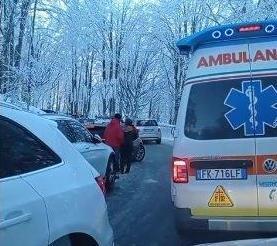 Turista contro un albero L’ambulanza bloccata dai parcheggi selvaggi