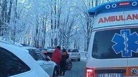 Turista contro un albero L’ambulanza bloccata dai parcheggi selvaggi