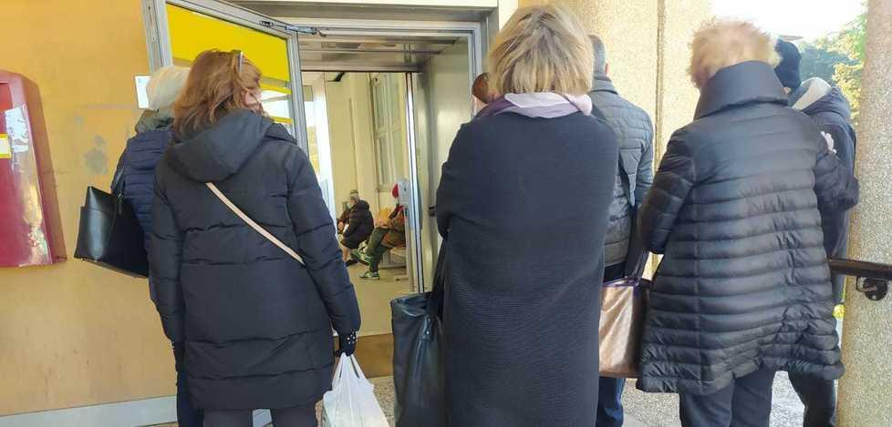 In fila fuori al freddo e un solo sportello «Così è allucinante» 