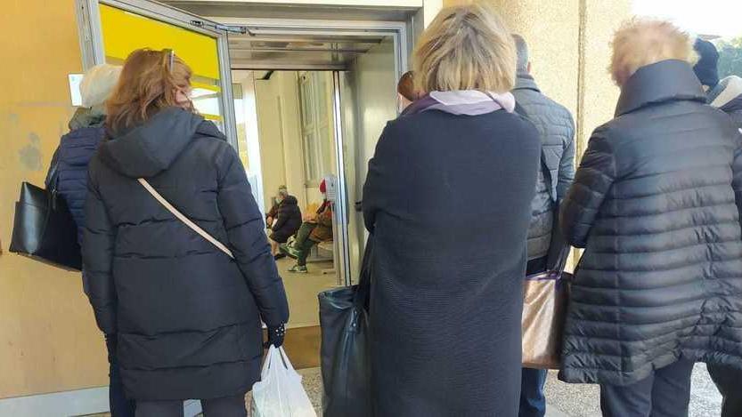 In fila fuori al freddo e un solo sportello «Così è allucinante»