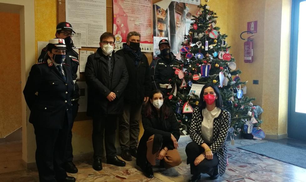 Cartelli stradali e divieti sull’albero di Natale addobbato dagli alunni