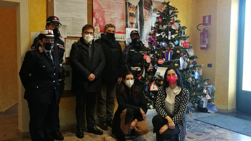 Cartelli stradali e divieti sull’albero di Natale addobbato dagli alunni