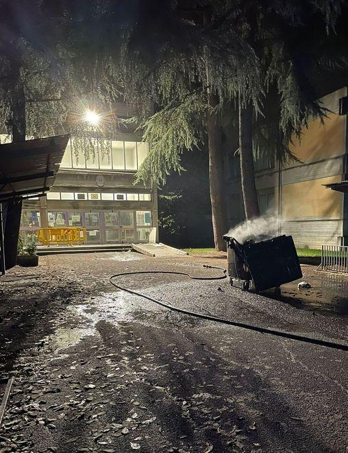 Scuola, ancora vandali «Serve un tavolo contro la baby gang» 