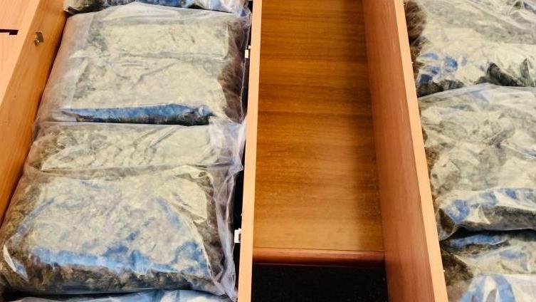 Droga imbarcata con i mobili, 4 arresti