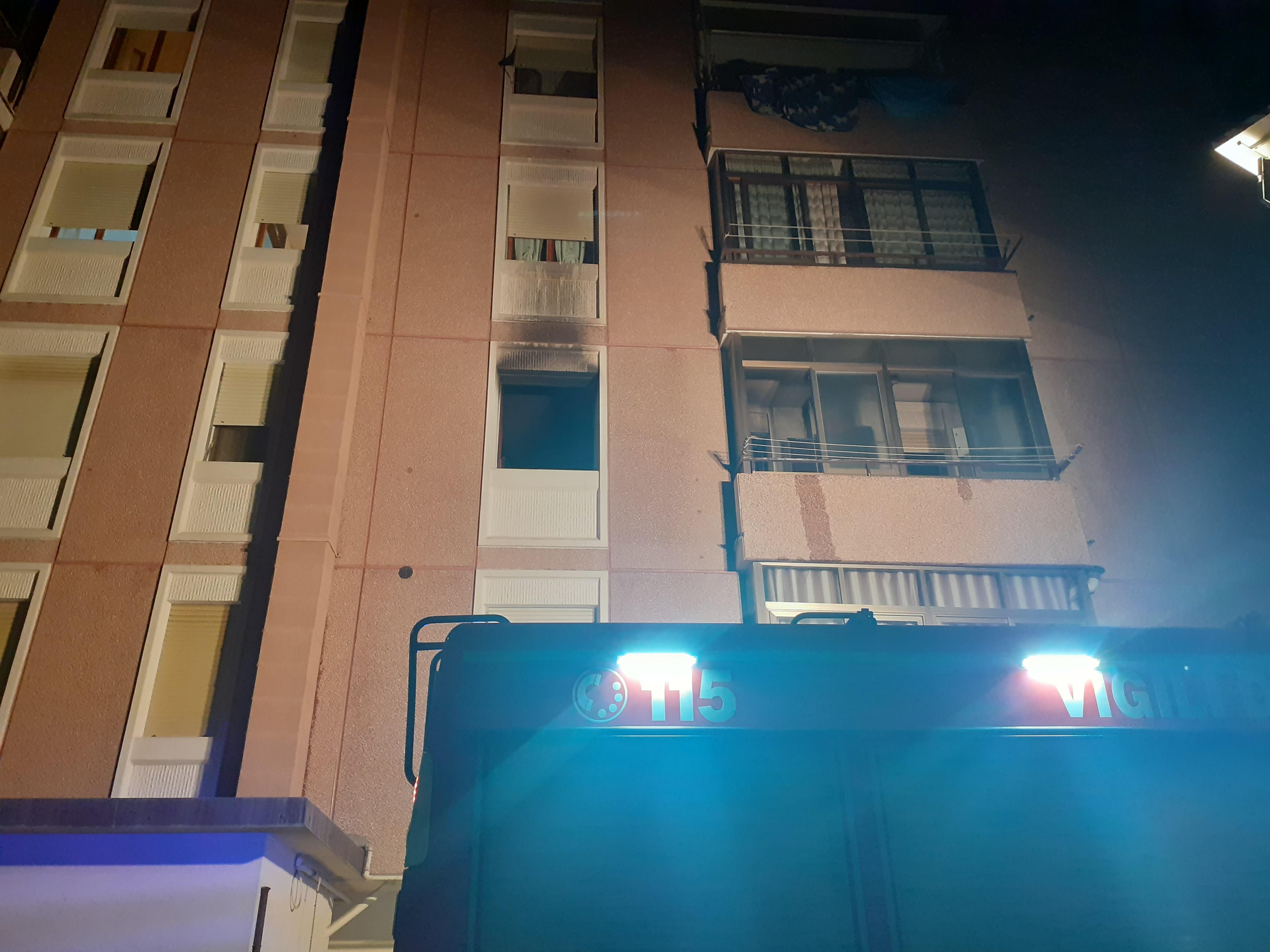 Incendio in un condominio a Viareggio, evacuate dieci famiglie - Video