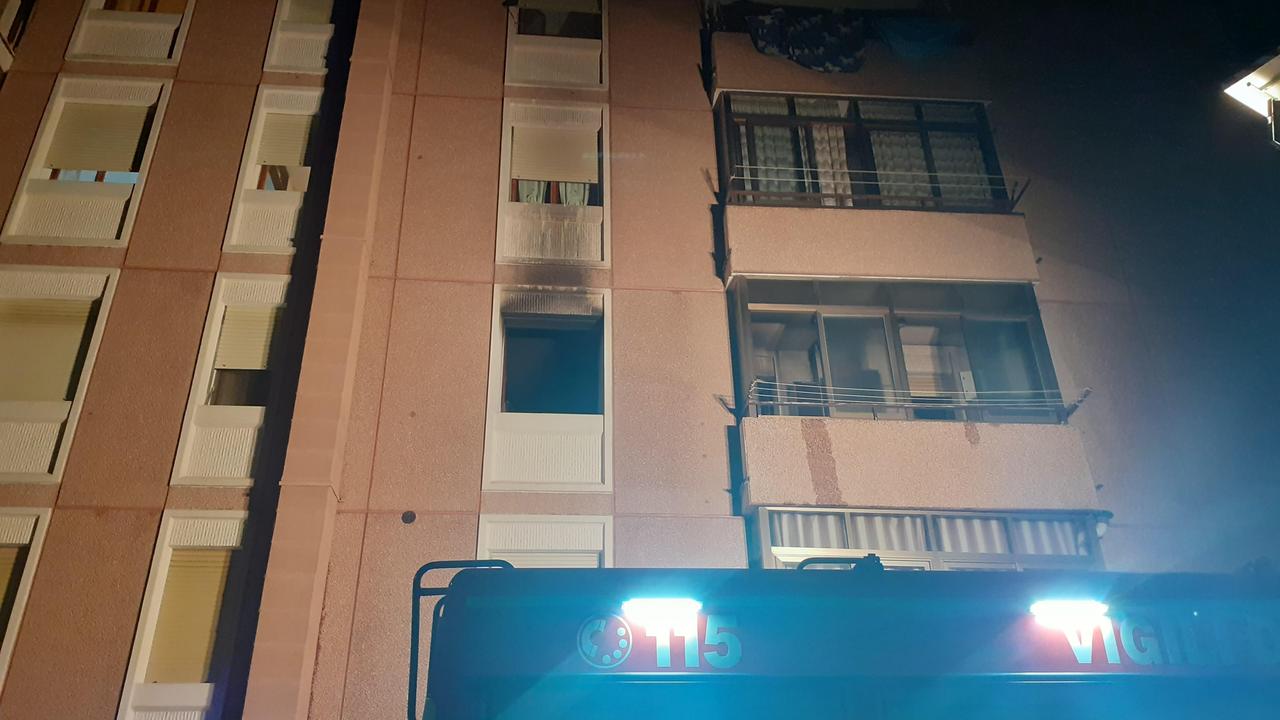 Incendio in un condominio a Viareggio, evacuate dieci famiglie - Video