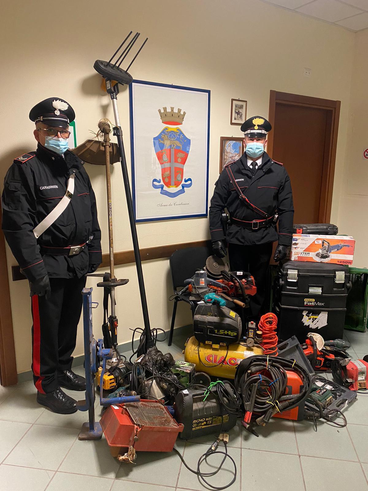 I carabinieri con la refurtiva recuperata
