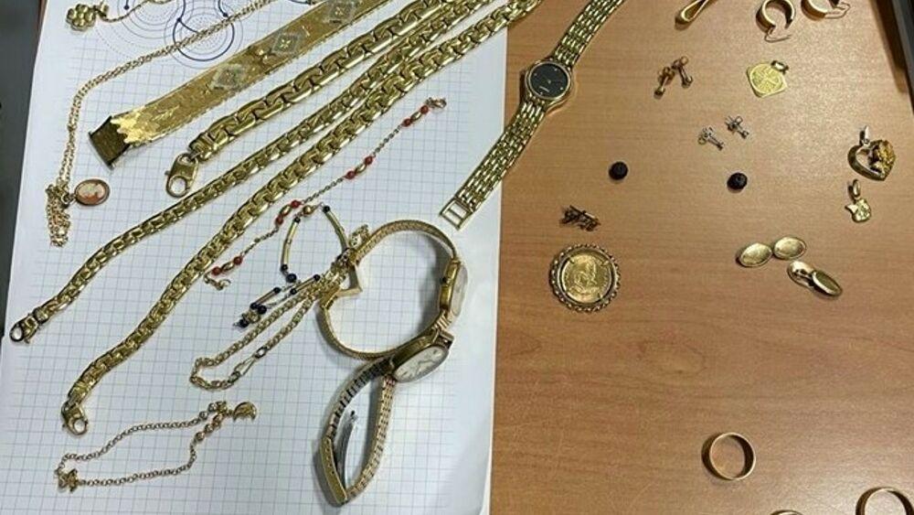 L’anziana ha consegnato al finto carabiniere i suoi gioielli
