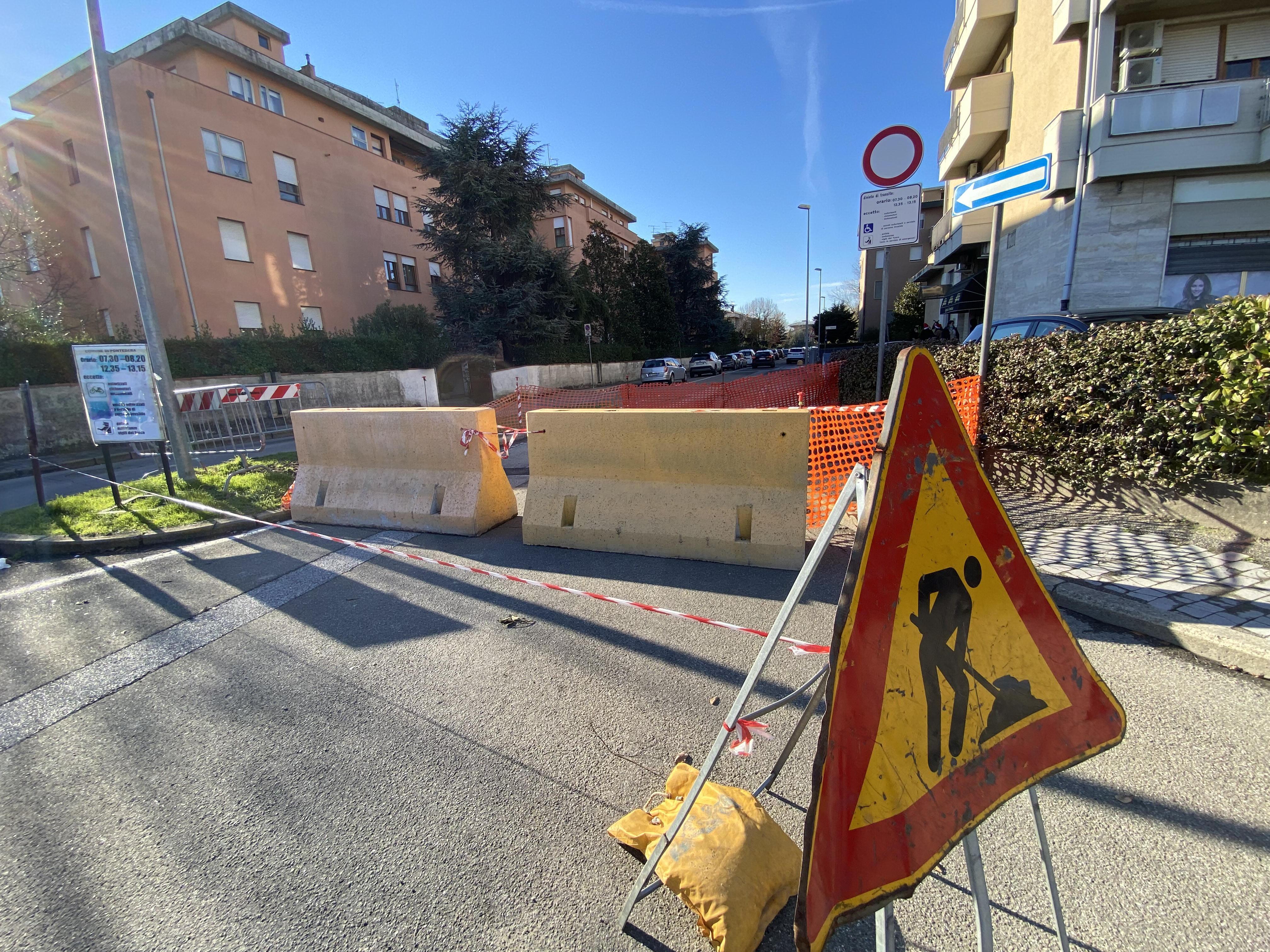 L’allestimento del cantiere per l’installazione dei varchi elettronici