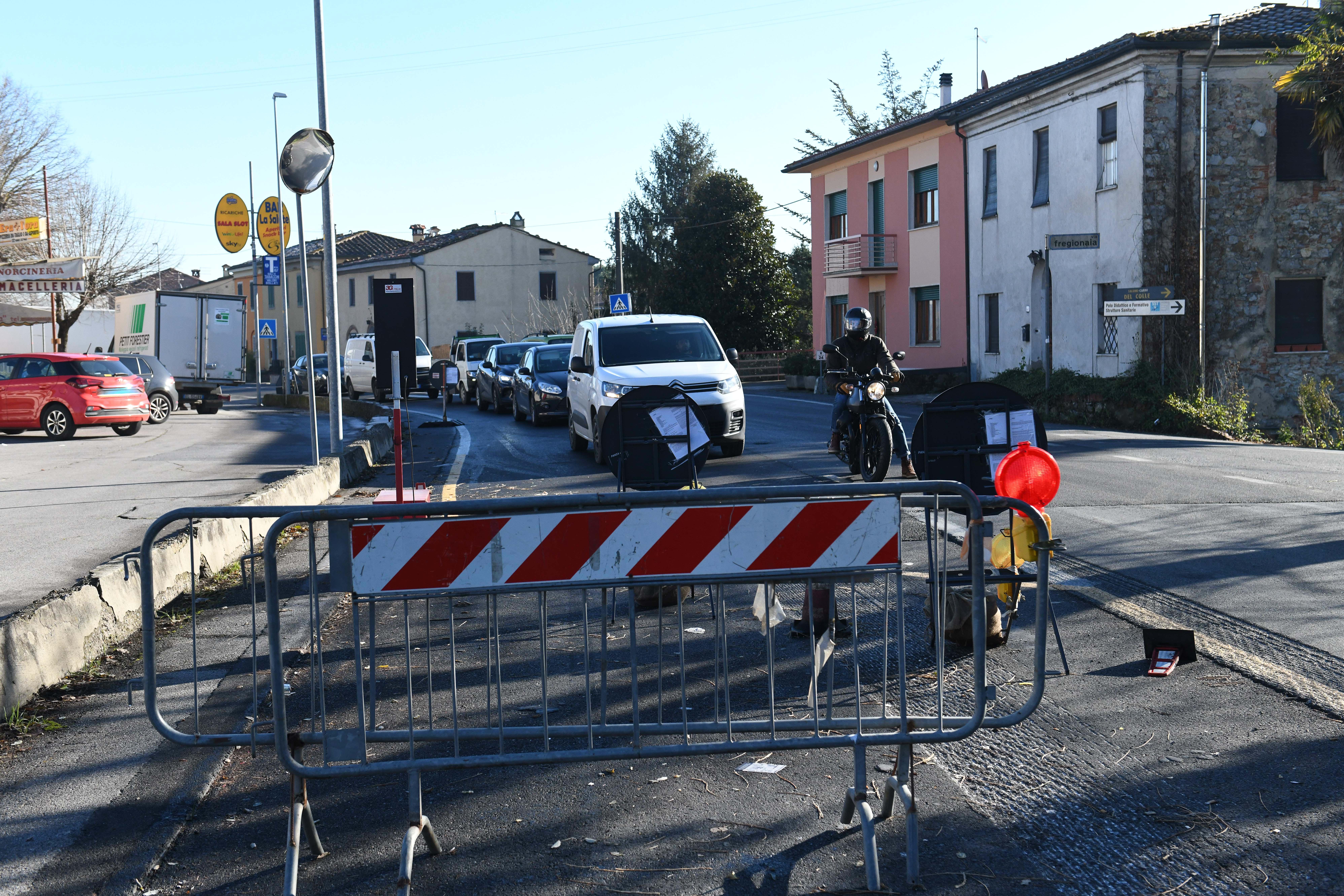 La coda in prossimità del cantiere