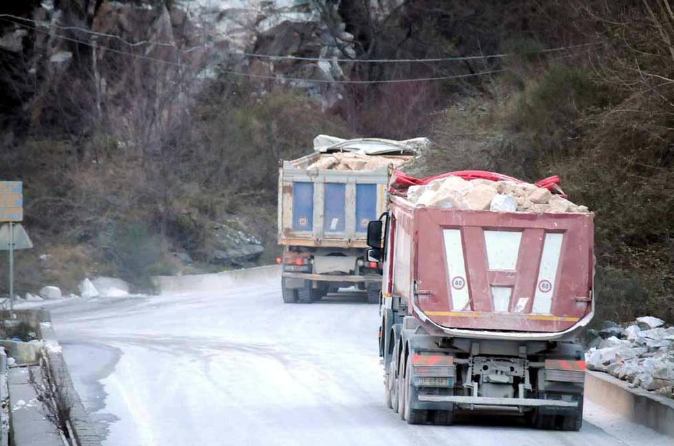 Arrivano le telecamere anche alle cave, controlli sui camion del marmo 