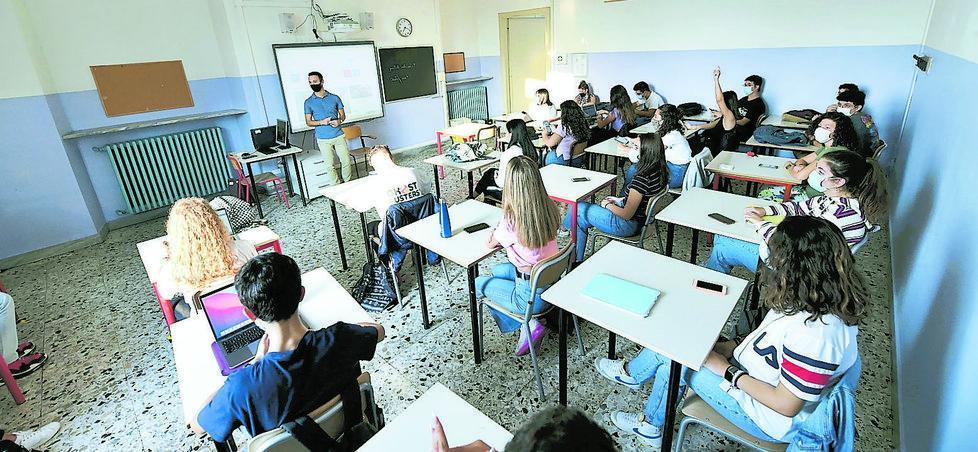 Lezione in presenza in una classe (immagine d’archivio): da oggi scatta l’obbligo di vaccinazione per il personale della scuola