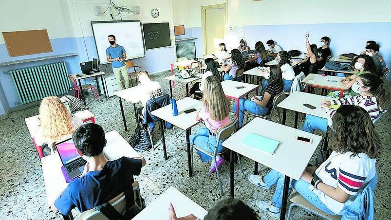 Lezione in presenza in una classe (immagine d’archivio): da oggi scatta l’obbligo di vaccinazione per il personale della scuola