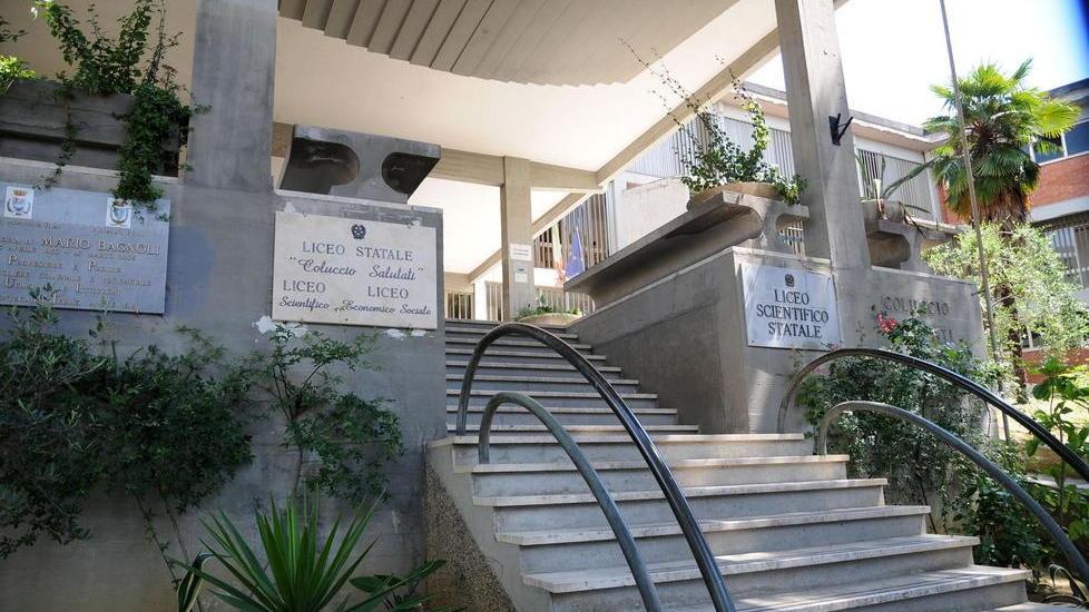 La scalinata di accesso al liceo scientifico Coluccio Salutati di via Marconi